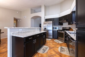 冷蔵庫、電子レンジ、オーブン、コンロ