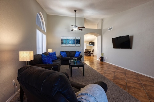 Westgate Vacation Rental/Walk to State Farm Stadium/Relax in the Spa!