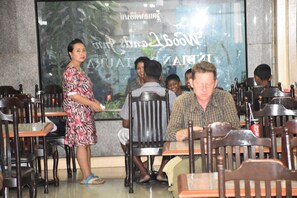 Breakfast, lunch, dinner served; Indian cuisine  - Woodlands Inn (Bangkok)