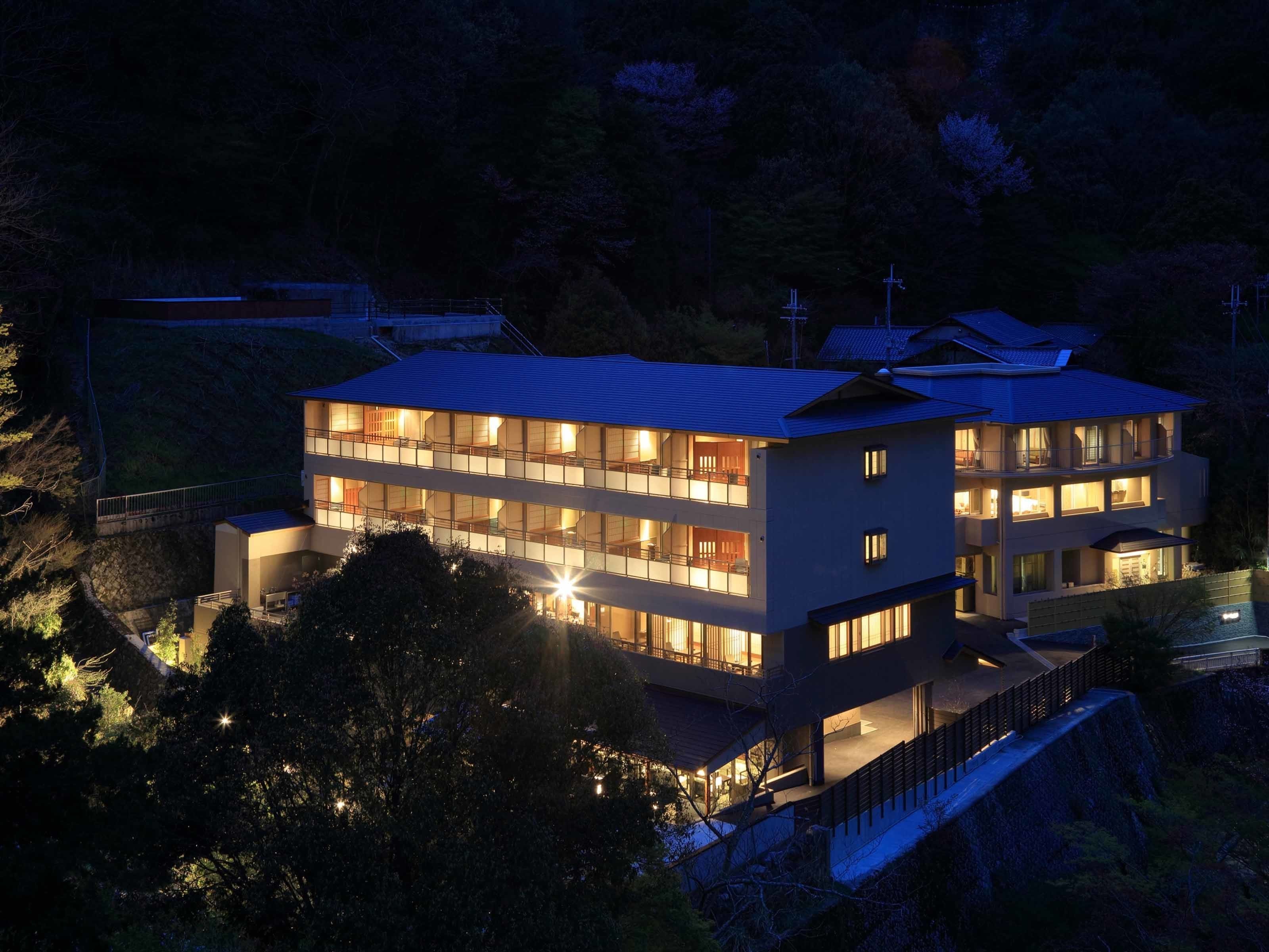 住宿正面 (夜晚)