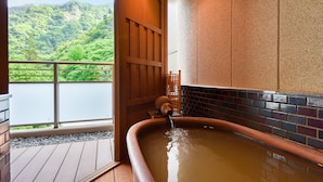 A hot tub with a view of a lake and mountains. - Okuno Hosomichi (Kobe)