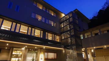 住宿正面 (夜晚)