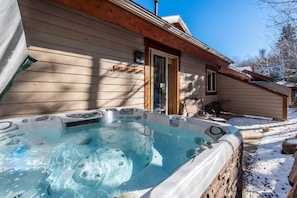 Tina de hidromasaje al aire libre