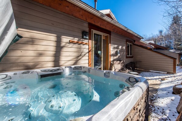 Outdoor spa tub