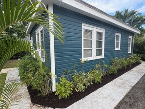 Property grounds - Get warm and relax walking distance to the intracoastal, golfing and ocean ! (Lake Worth)