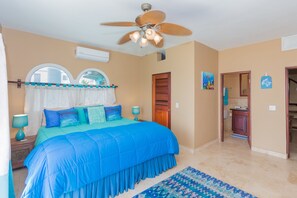 3 bedrooms, travel crib, free WiFi - Stunning Coral View Home with Oceanfront Pool by RedAwning (Roatan)