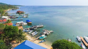 Une zone côtière comprenant un quai, des bateaux et une plage.