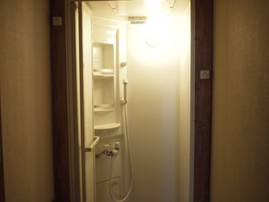 Zona de bany petita i tancada, amb un vàter blanc i un vàter de mà.