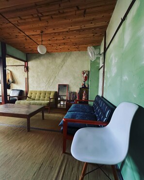 Living area - Hostel Otro Mundo (Kyoto)