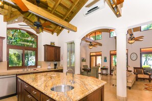 Casa, 3 quartos | Cozinha privada | Geladeira, micro-ondas, fogão, lava-louças