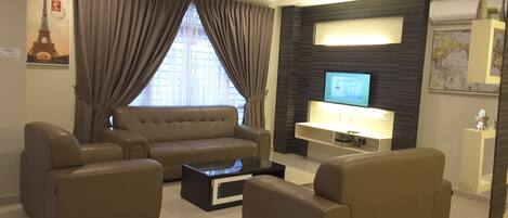 House, 4 Bedrooms | Living room | 40-inch flat-screen TV with cable channels, LED TV