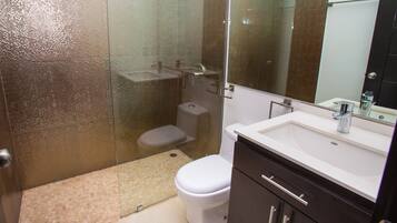 Condo, 1 Bedroom | Bathroom | Hair dryer, towels, shampoo