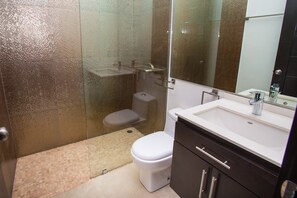 Condo, 1 Bedroom | Bathroom | Hair dryer, towels, shampoo - Bella Luna Beach House #227462 (Roatan)