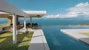 室外游泳池,池畔遮阳伞,日光浴躺椅