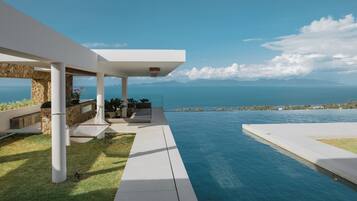 Außenpool, Sonnenschirme, Liegestühle