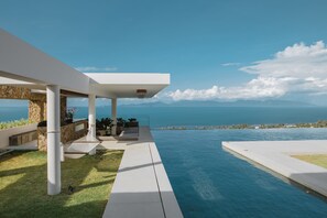 Outdoor pool, pool umbrellas, pool loungers - Villa Blue View I (Koh Samui)