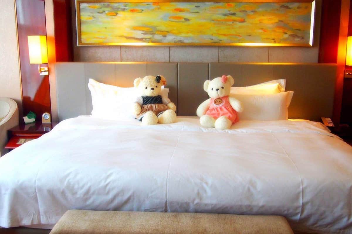 Family Room | Minibar, in-room safe, desk, blackout curtains