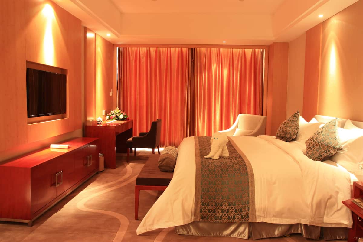 Executive Suite | Minibar, in-room safe, desk, blackout curtains