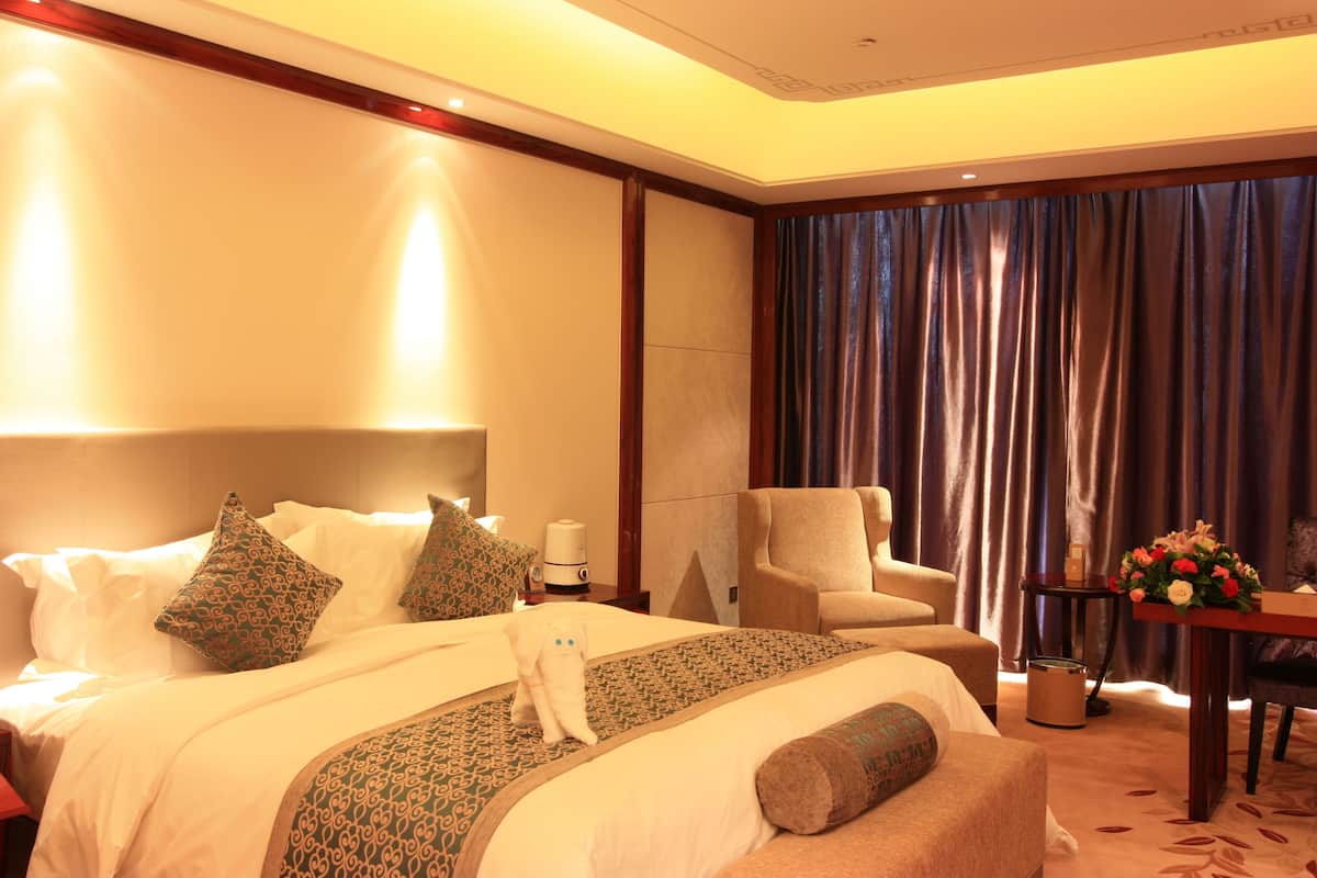 Executive Double or Twin Room | Minibar, in-room safe, desk, blackout curtains