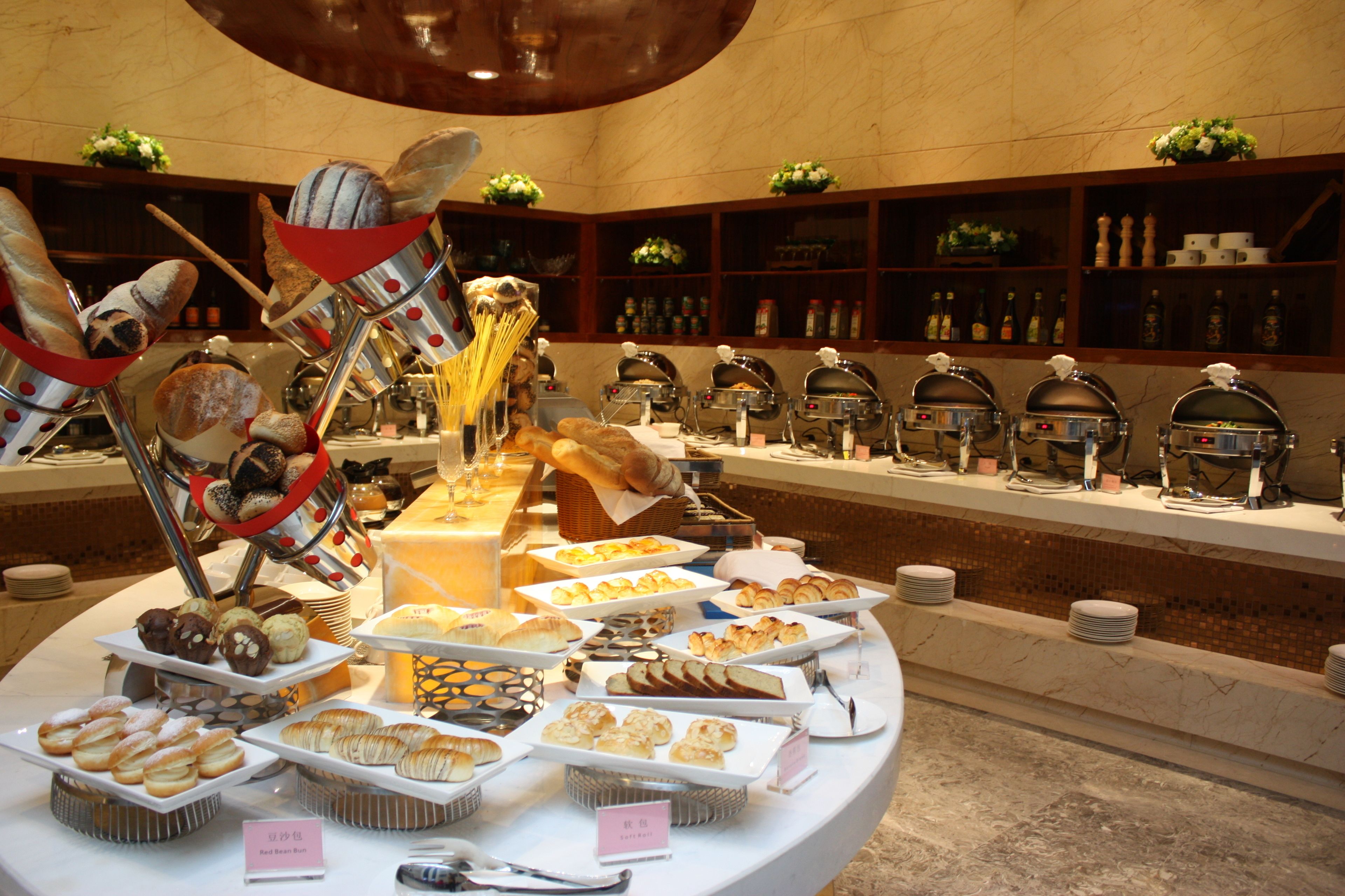 Daily buffet breakfast (CNY 98 per person)