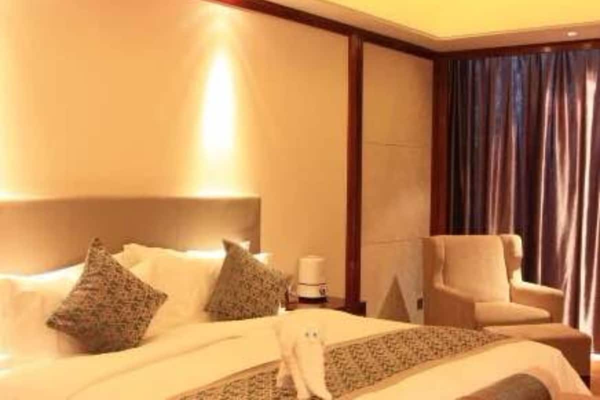 Minibar, in-room safe, desk, blackout curtains