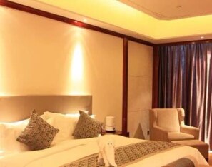 Minibar, caja fuerte, escritorio y cortinas opacas