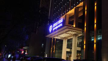 Bagian depan properti - sore/malam