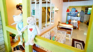 Un interior acogedor con una escalera, un comedor y un ventanal con detalles decorativos.