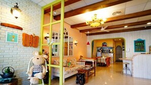 Un interior acogedor con un banco de madera, un osito de peluche y un comedor.