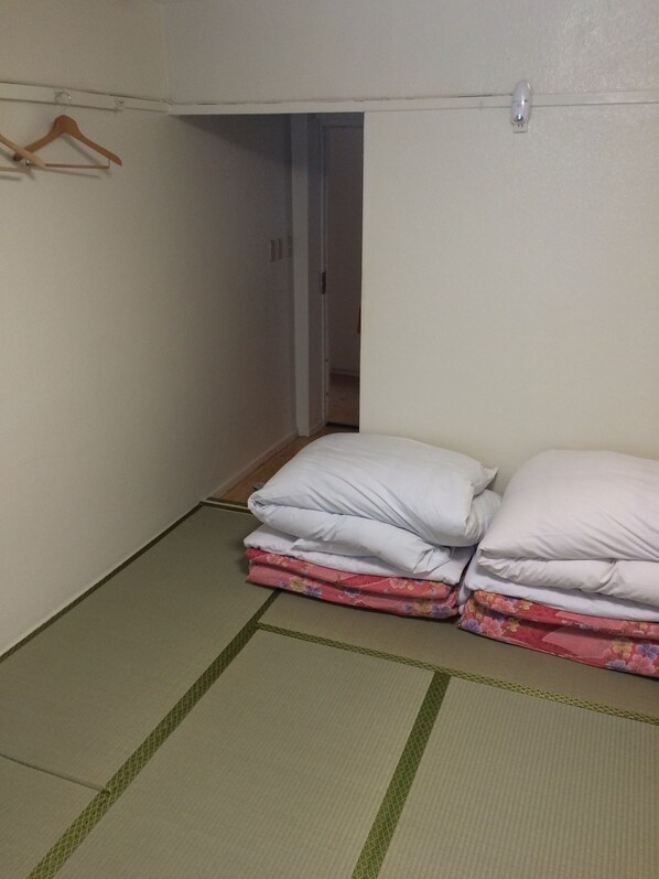 傳統三人房 (Japanese Style) | 客房內保險箱、書桌、免費無線上網