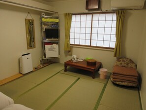 雙床房 | 客房內保險箱、書桌、免費無線上網