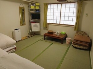 傳統三人房 (Japanese Style) | 客房內保險箱、書桌、免費無線上網