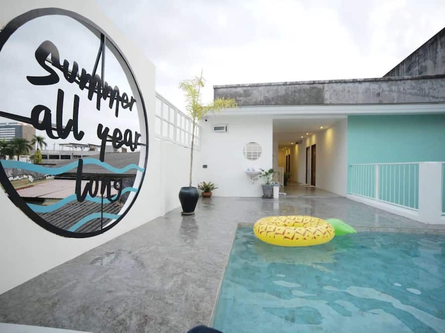 Utendørsbasseng, et basseng på takterrassen og solsenger