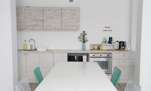 Fridge, microwave - Borbaboom Poshtel - Hostel (Phuket)