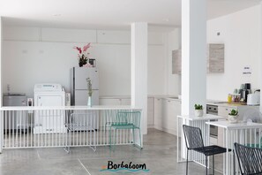 Fridge, microwave - Borbaboom Poshtel - Hostel (Phuket)