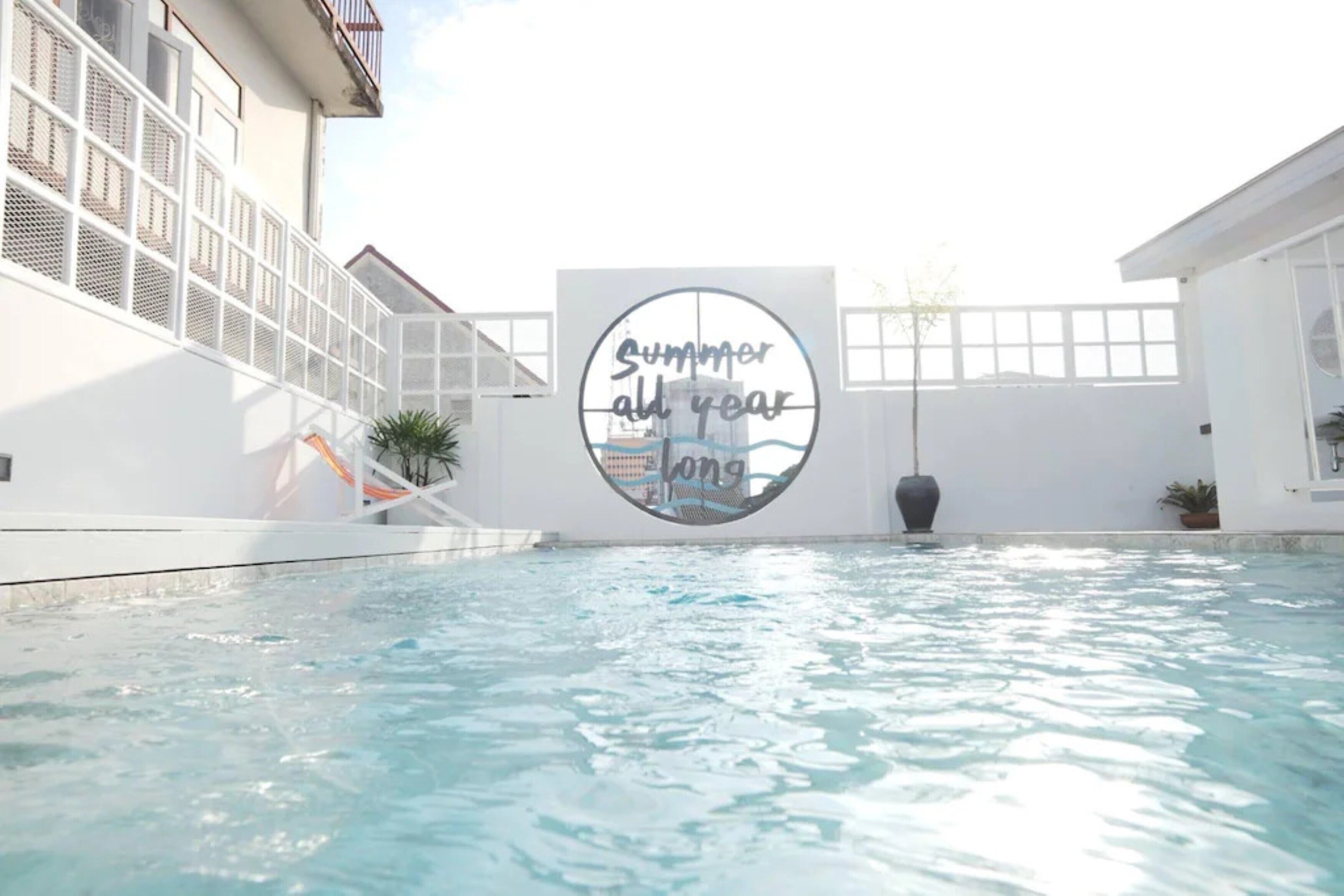 Piscina externa, piscina no terraço, espreguiçadeiras