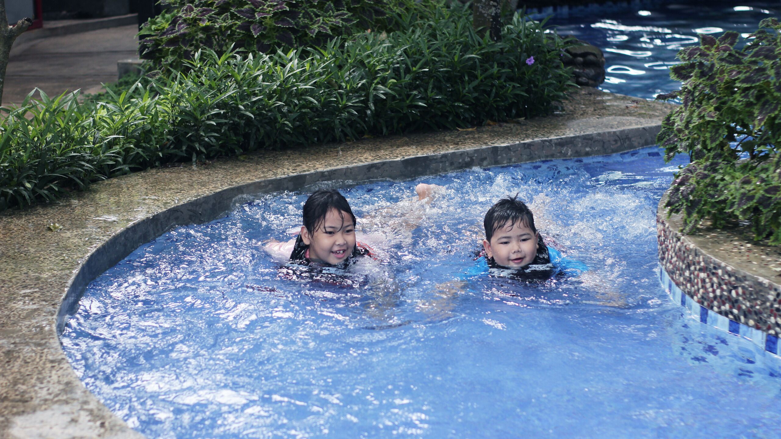 2 buitenzwembaden, parasols bij het zwembad en ligstoelen