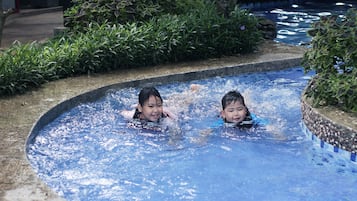 2 buitenzwembaden, parasols bij het zwembad en ligstoelen