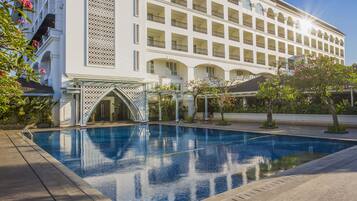 Kolam renang outdoor