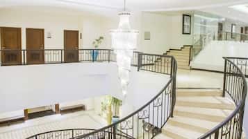 2 kolam renang outdoor, dengan payung kolam renang dan kursi berjemur