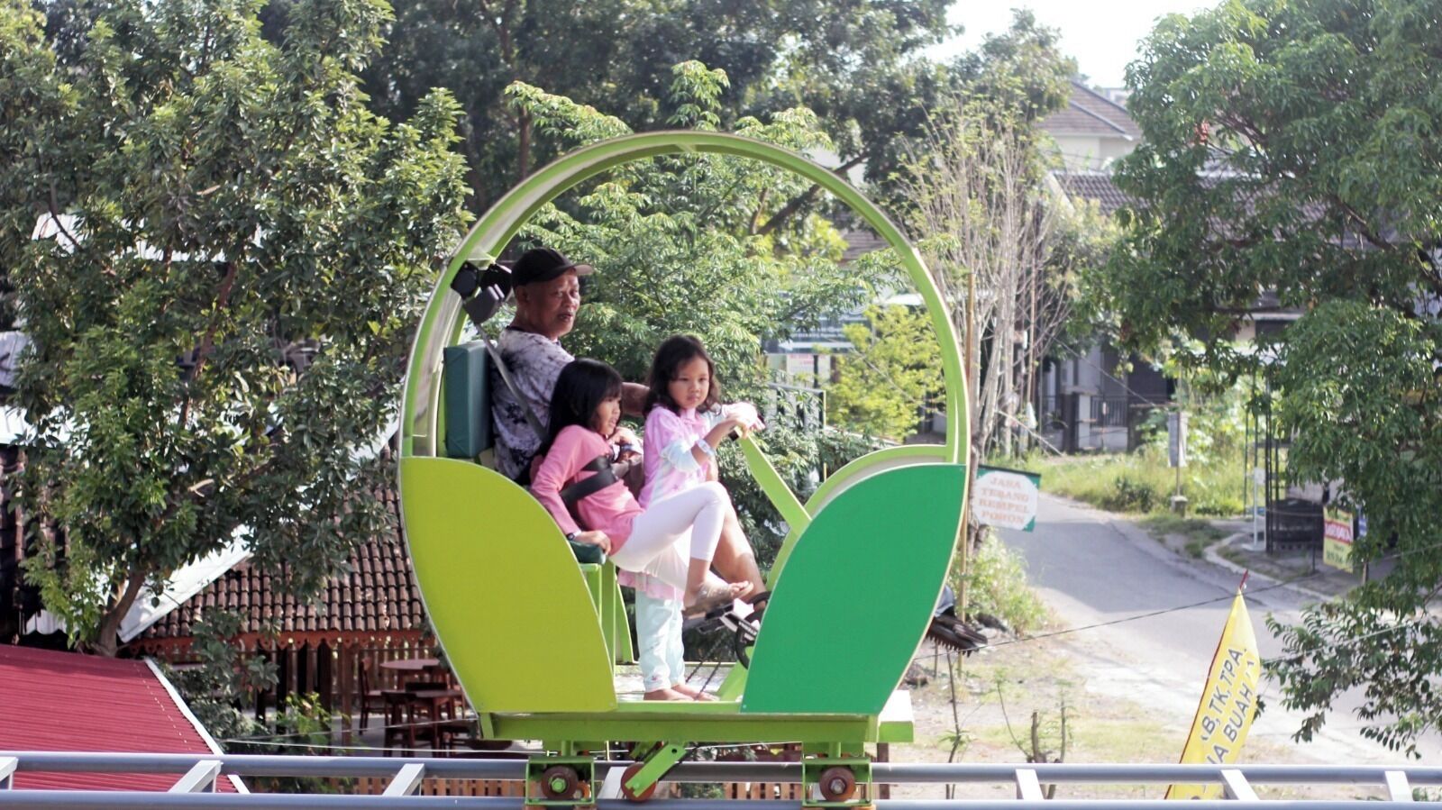 Un vehículo verde y blanco con pasajeros.