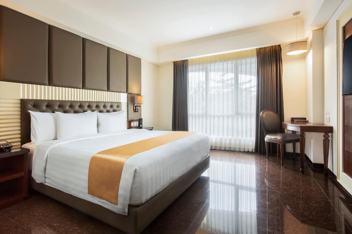 Business Room | 1 bedroom, in-room safe, soundproofing, free WiFi