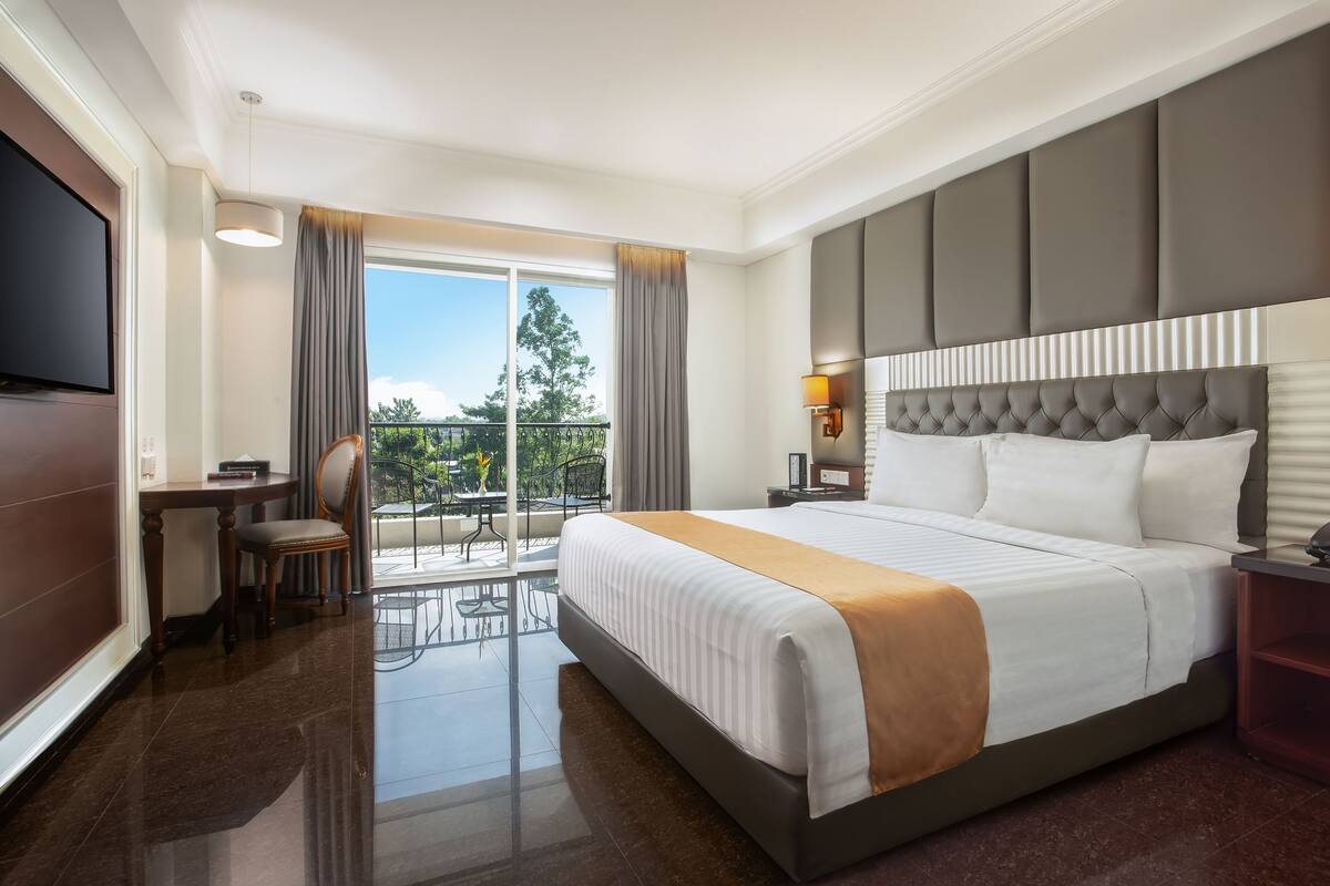Deluxe Room, 1 Double Bed, Balcony | 1 bedroom, in-room safe, soundproofing, WiFi (free)