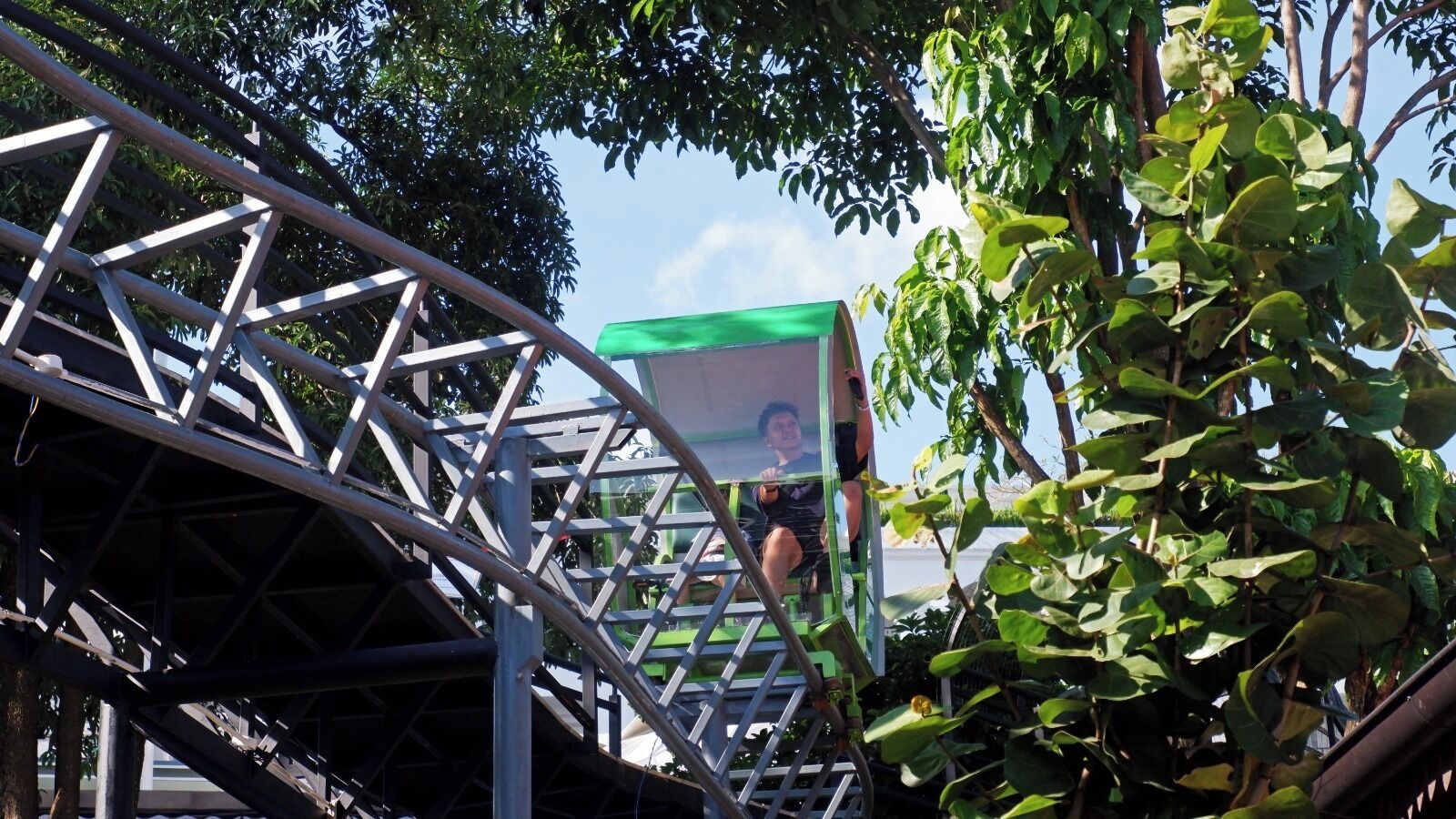 Una estructura metálica con techo verde, posiblemente parte de un parque o área recreativa.