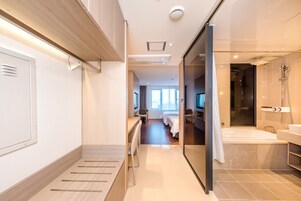 Caja de seguridad en la habitación, cortinas blackout y wifi gratis 