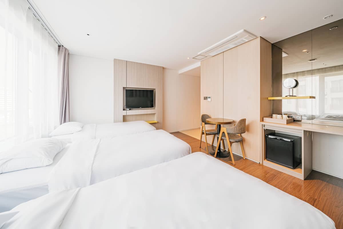 Superior-Dreibettzimmer | 1 Schlafzimmer, Zimmersafe, Verdunkelungsvorhänge, kostenloses WLAN
