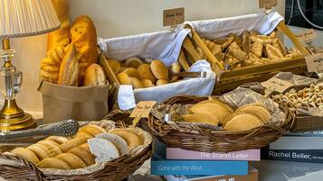 Petit déjeuner buffet servi tous les jours en supplément