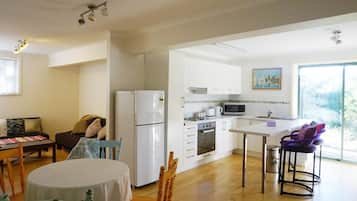 Casa família, 1 quarto, cozinha | Cozinha privada | Geladeira, chaleira elétrica