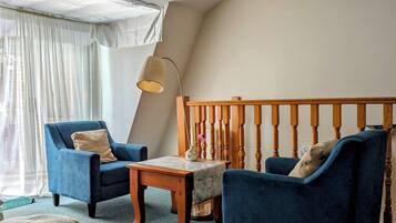 Family House, 1 Bedroom, Kitchen | 1 bilik tidur, peralatan tempat tidur premium, meja