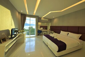 Deluxe kamer | Een kluis op de kamer, verduisterende gordijnen, gratis wifi